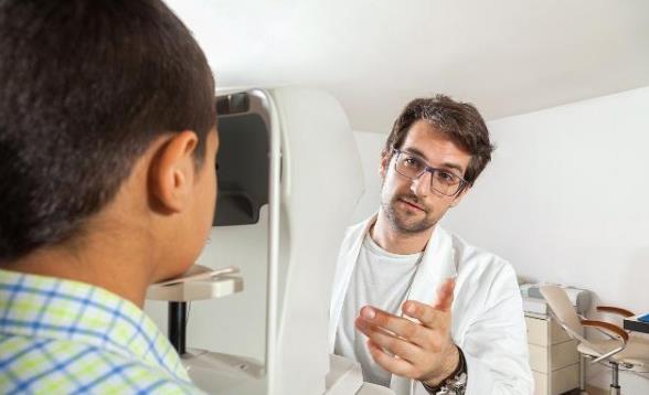 想開眼鏡店哪里學技術?眼鏡驗光師多久能學會-專在家創業網