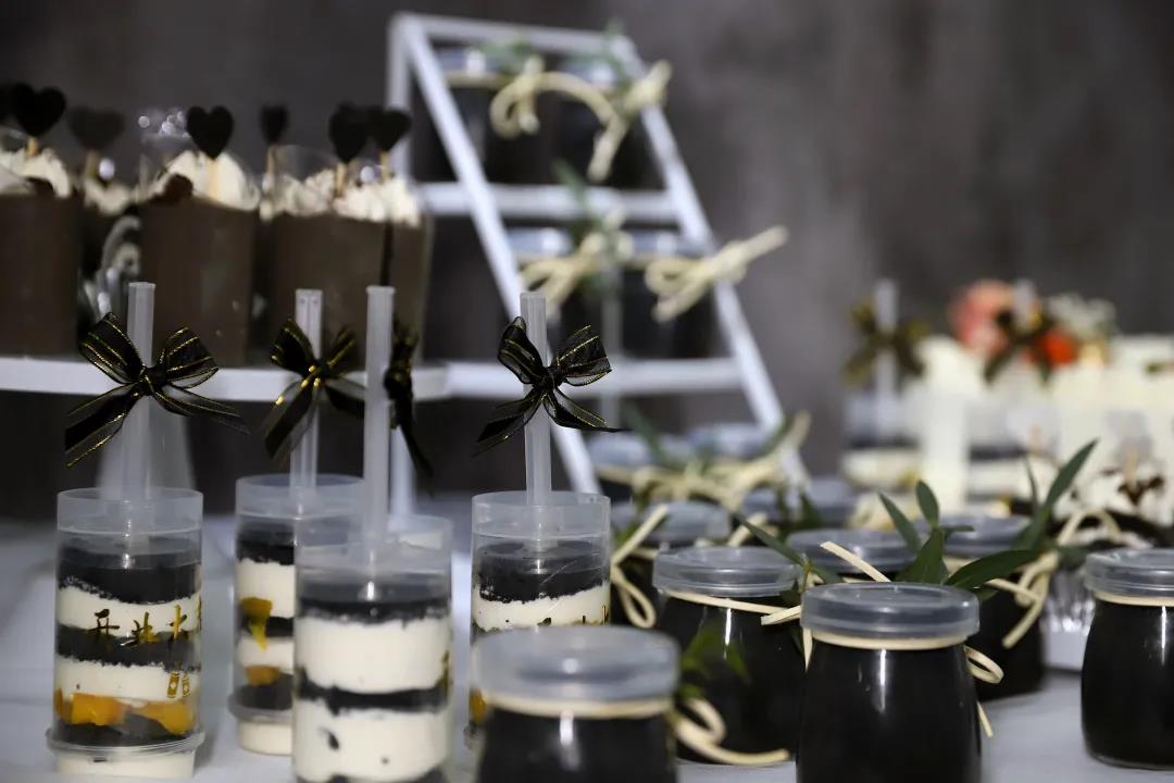 坐標小縣城，90后夫妻賣盲盒蛋糕，1天攬客1000人，開業就爆滿？