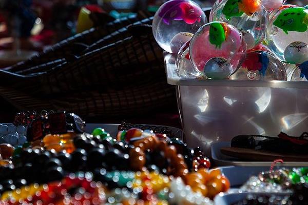 新手?jǐn)[地?cái)傇趺凑覕偽唬繑[地?cái)偧记珊头椒? />
</p>
<p>
網(wǎng)上拿貨好的供貨商肯定有,要想找到這樣的批發(fā)商,價(jià)格肯定比你找那些價(jià)格低的要貴一點(diǎn),保證了質(zhì)量就難保證價(jià)格,保證了價(jià)格就難保證質(zhì)量,所以新手不要去貪那點(diǎn)小錢,所謂一分價(jià)錢一分貨.是很有道理的。擺地?cái)傄彩且环N窮人賺錢門路。
</p>
<p>
二、擺地?cái)偧记珊头椒?</p>
<p>
1. 貨源
</p>
<p>
首先你進(jìn)貨的渠道必須要貨比三家,保證自己的質(zhì)量,這點(diǎn)可以在本地區(qū)找一些合適的廠家。
</p>
<p>
2. 心態(tài)
</p>
<p>
地?cái)偟纳钍呛苄量嗟模砸行鲁浞值男睦頊?zhǔn)備,每天起早貪黑這是很平常的事情,所以大家在開始擺攤的時(shí)候要做好遇到這些困難隨時(shí)調(diào)整心態(tài)的準(zhǔn)備,不要半途而廢。
</p>
<p>
3. 地址
</p>
<p>
選擇擺地?cái)偟牡攸c(diǎn)很重要,因?yàn)閿[地?cái)傋钪饕脑瓌t是你的貨出手越快越能賺錢,絕對不是你的產(chǎn)品價(jià)格越高越賺錢,所以大家擺地?cái)偟臅r(shí)候一定要選擇一些比較熱鬧的地方,特別是居民家屬區(qū)。</p>
<div id=