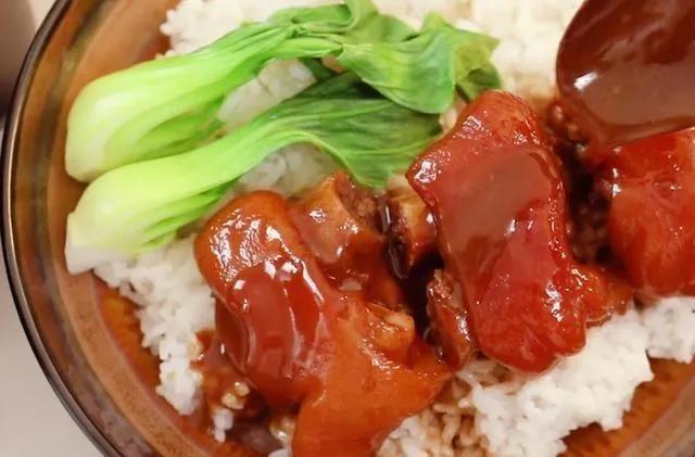 農村小伙偷師豬腳飯手藝，兩年賺三十多萬，方法原來如此簡單