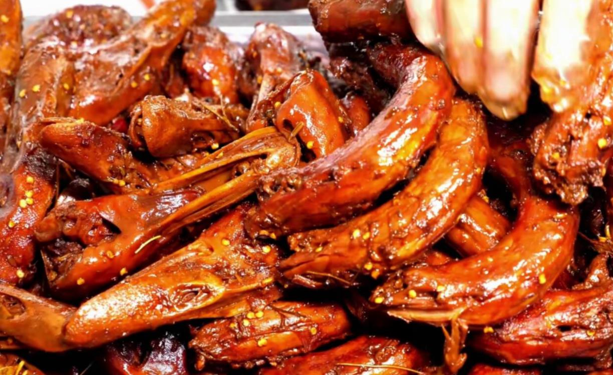 浙江夜市上的小吃攤，2塊錢一個的鴨頭鹵好賣6元，一年賺100多萬