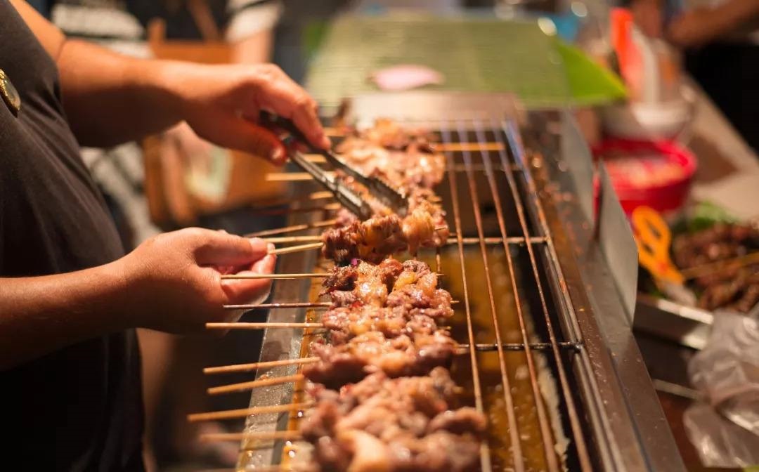 小小的燒烤攤太會做生意！用兩個活動引爆客流，月收入高達15萬