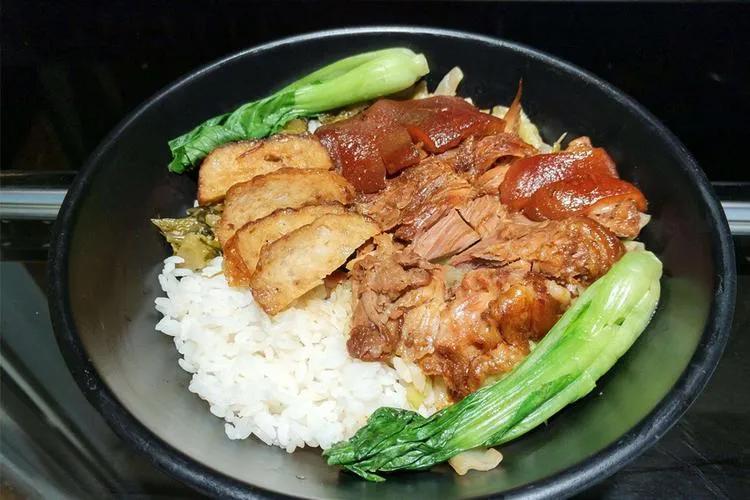 農村小伙偷師豬腳飯手藝，兩年賺三十多萬，方法原來如此簡單