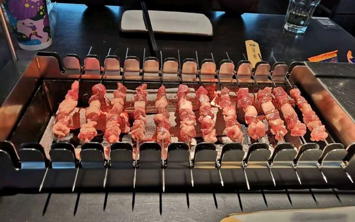 開自動(dòng)燒烤店投資費(fèi)用以及怎么選擇自動(dòng)燒烤設(shè)備？