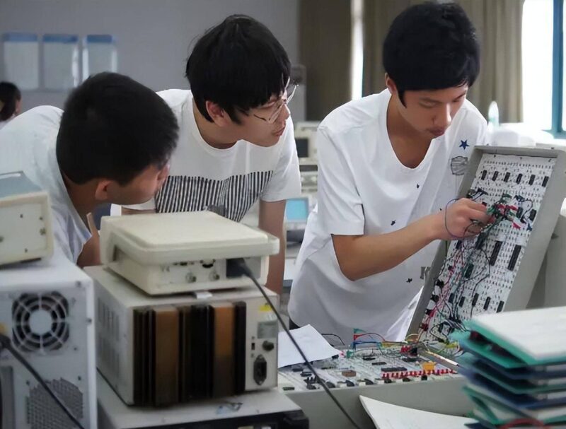 什么行業(yè)發(fā)展前景最好(大學(xué)校園里吃香的行業(yè))-專在家創(chuàng)業(yè)網(wǎng)