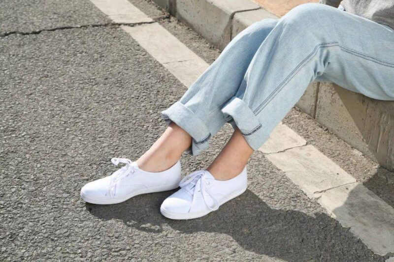 鞋子洗了曬干發(fā)黃怎么辦？鞋子上有黃漬快速去除經(jīng)驗(yàn)-1