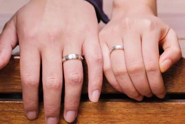 男人左手小拇指戴戒指-專在家創業網